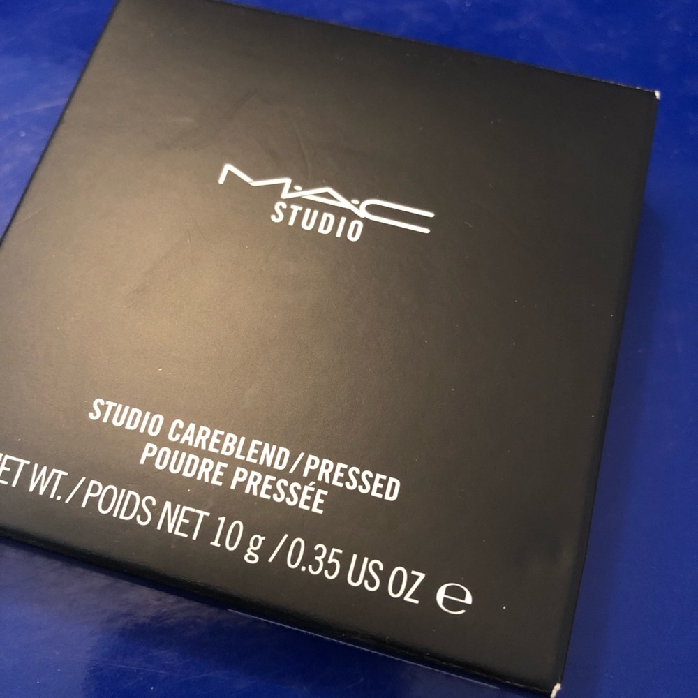 Mac-Studio Careblend/pressed powder compact. Colour: dark